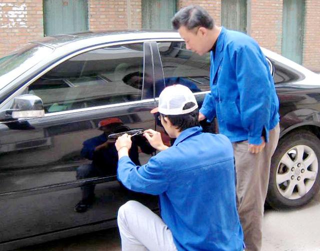 任县汽车钥匙丢在车里面怎么办?